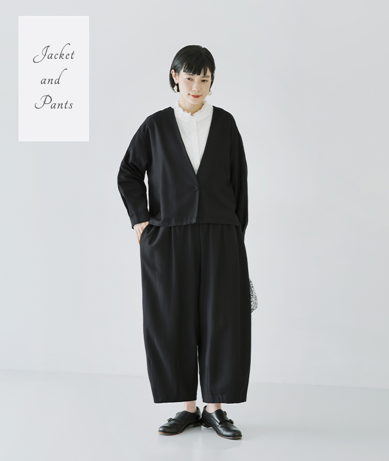 ノーカラージャケットとタックコクーンパンツのオケージョンコーデ。白ブラウスを合わせた上品なブラックスタイル