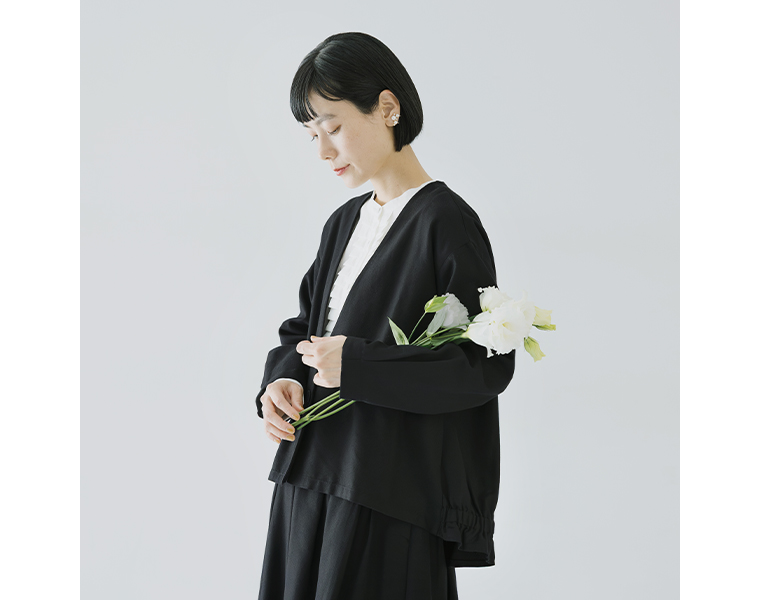 深めVネックのノーカラージャケット。裾に動きのある軽やかなシルエット。