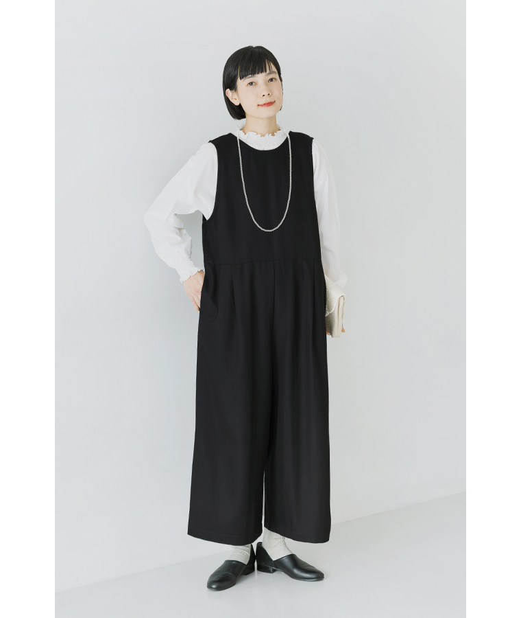 コットンレーヨンサロペット。落ち感のある上品な素材で大人っぽく着こなせるデザイン。