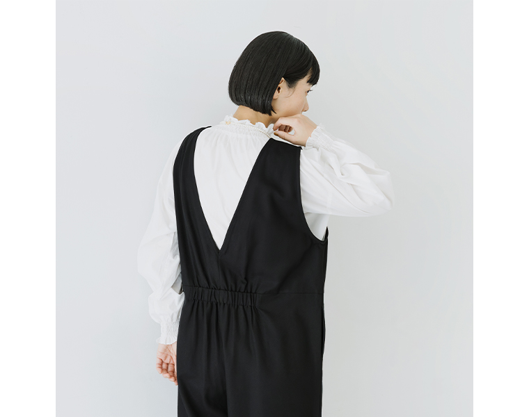 背中が深く開いたVデザインのサロペット。ウエストゴムで着心地も軽やか。