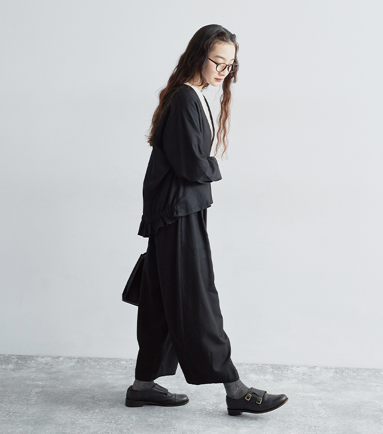 タック入りコクーンパンツ。裾をすぼませた立体シルエットで体型を優しくカバー。