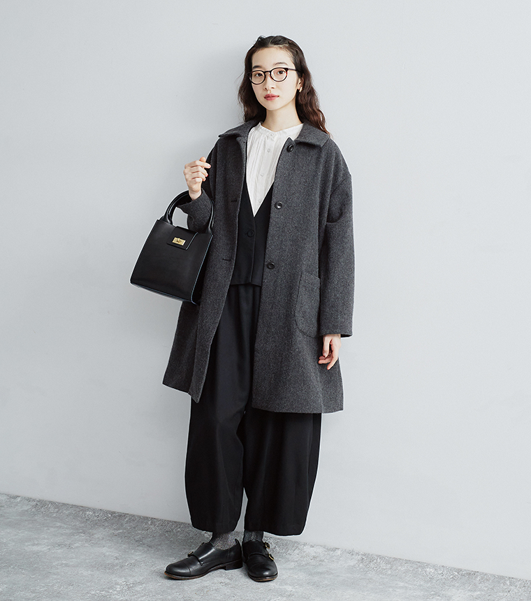 ノーカラージャケットに薄手コートを重ねたスタイリング。ロングシーズン活躍するオケージョンコーデ