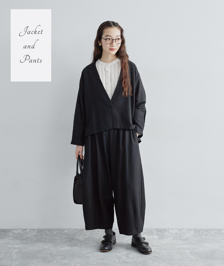 ノーカラージャケットとタックコクーンパンツのオケージョンコーデ。白ブラウスを合わせた上品なブラックスタイル