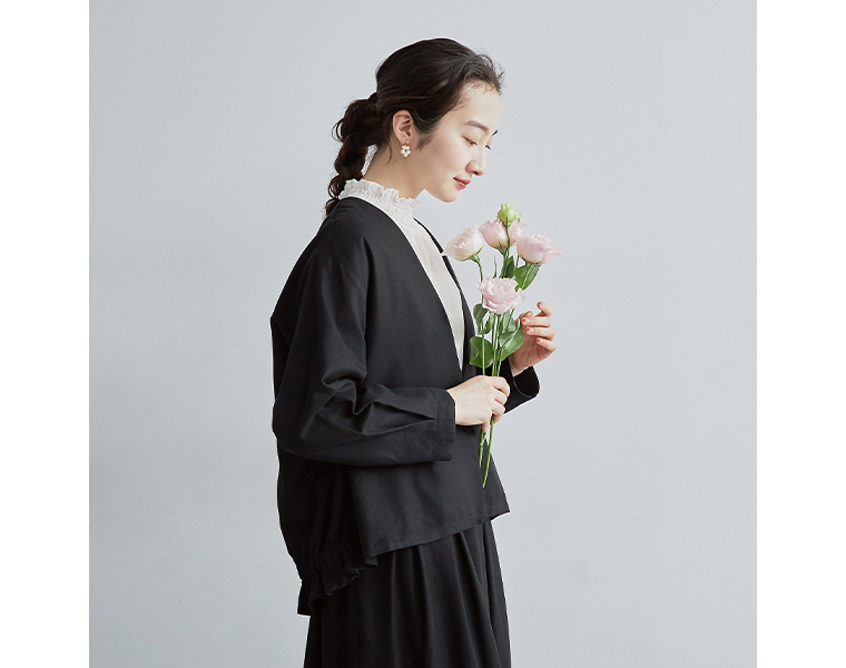 深めVネックのノーカラージャケット。裾に動きのある軽やかなシルエット。