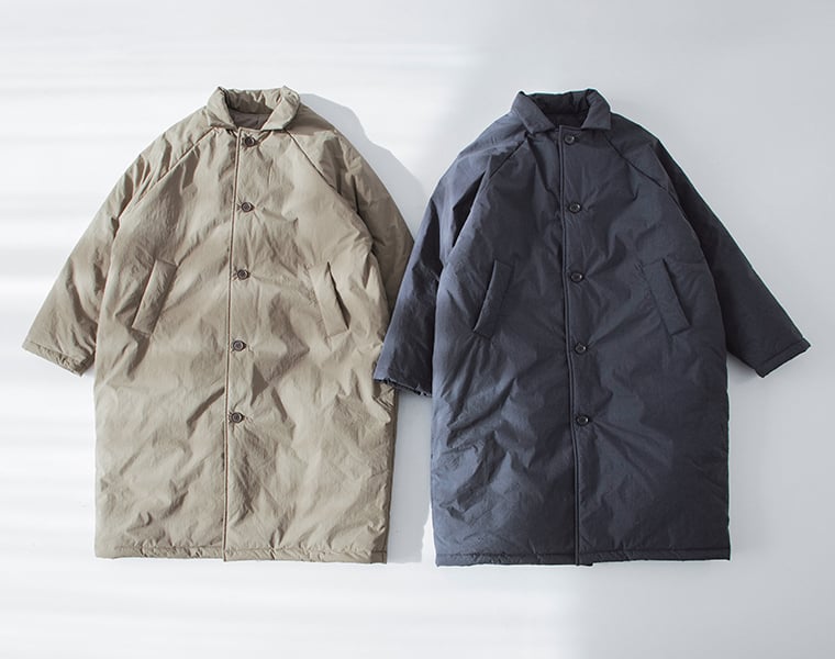 コットンナイロン中綿コクーンコートのネイビーとカーキベージュを並べて平置きした写真