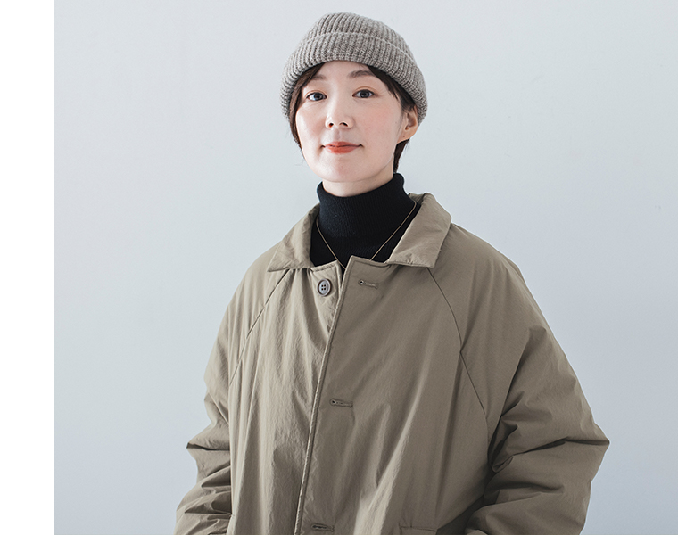 コットンナイロン中綿コクーンコート カーキベージュを着用したモデルの上半身正面