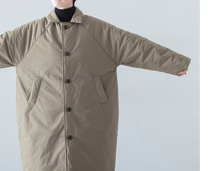 コットンナイロン中綿コクーンコート カーキベージュの前身頃とボタン部分
