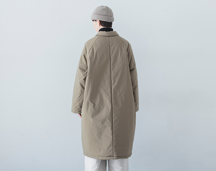 コットンナイロン中綿コクーンコート カーキベージュを着用したモデルの全身背面