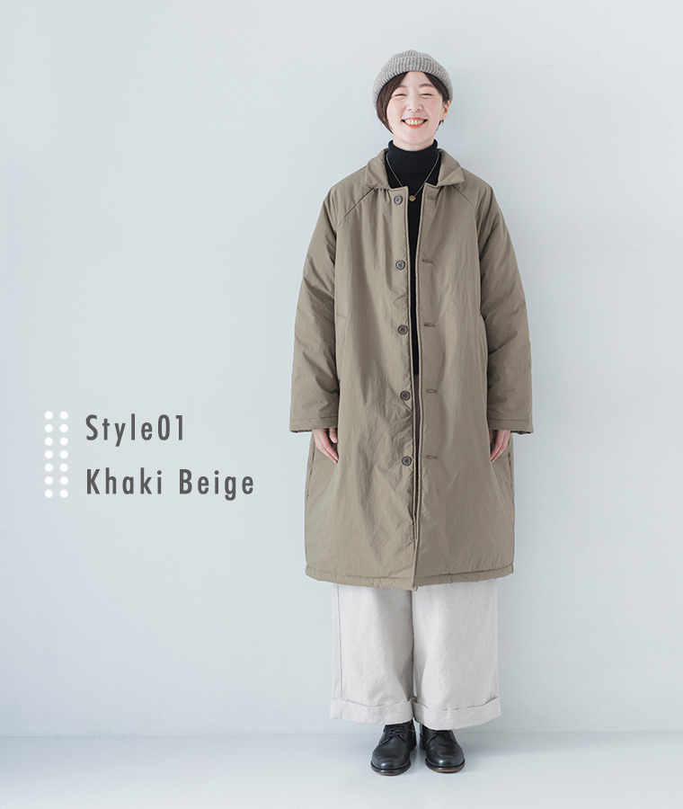 コットンナイロン中綿コクーンコート カーキベージュを着用したモデルの全身正面