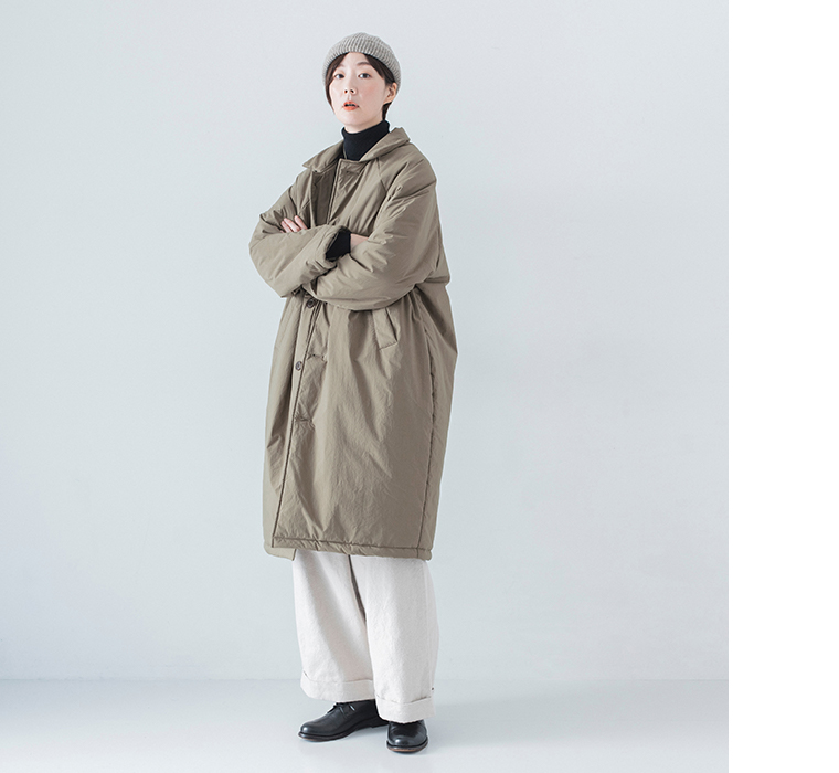 コットンナイロン中綿コクーンコート カーキベージュを着用したモデルの全身側面