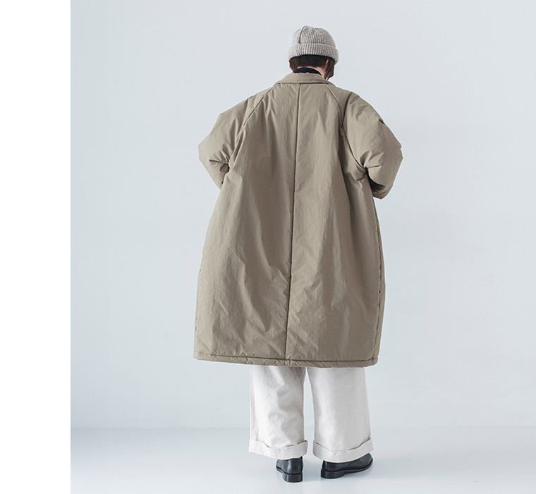 コットンナイロン中綿コクーンコート カーキベージュを着用したモデルの全身背面