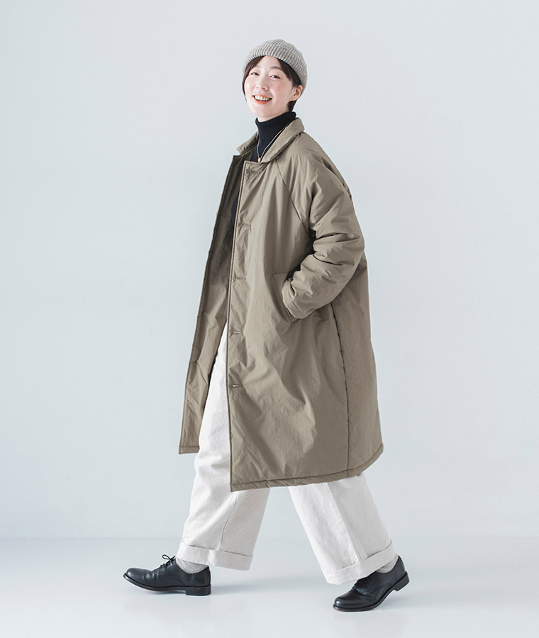 コットンナイロン中綿コクーンコート カーキベージュを着用したモデルの全身斜め