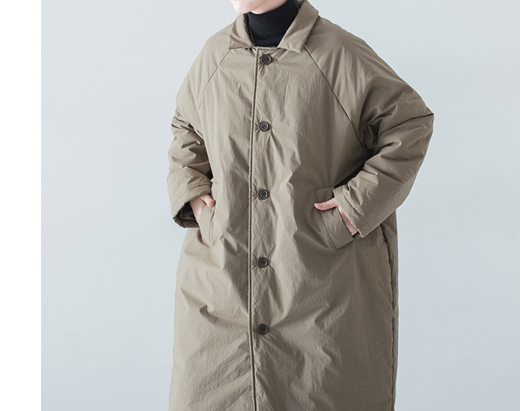 コットンナイロン中綿コクーンコート カーキベージュの前身頃ポケット部分