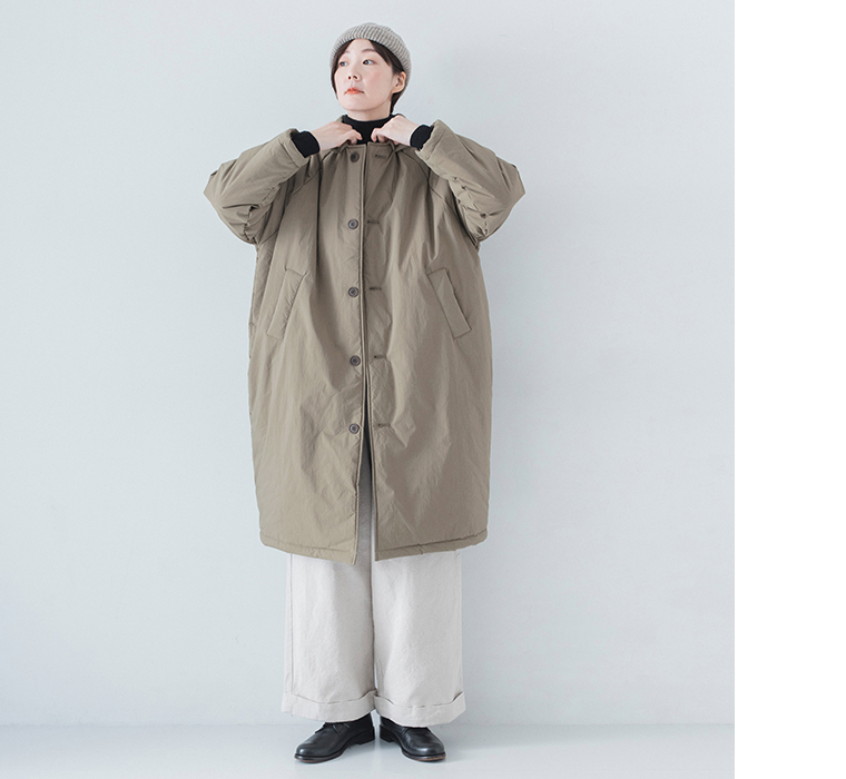 コットンナイロン中綿コクーンコート カーキベージュを着用したモデルの全身正面