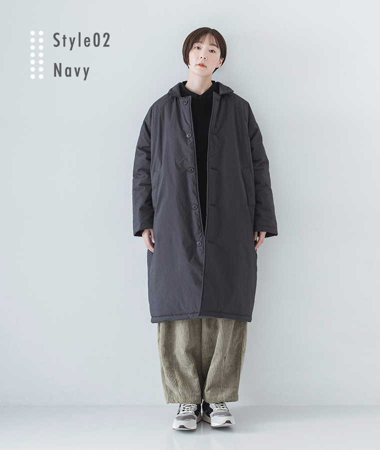 コットンナイロン中綿コクーンコート ネイビーを着用したモデルの正面立ち姿