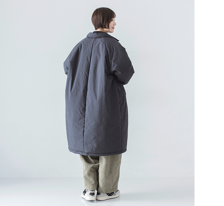 コットンナイロン中綿コクーンコート ネイビーを着用したモデルの背面全身