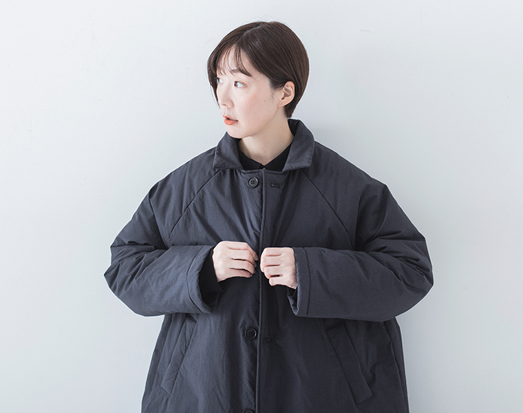 コットンナイロン中綿コクーンコート ネイビーを着用したモデルの上半身正面