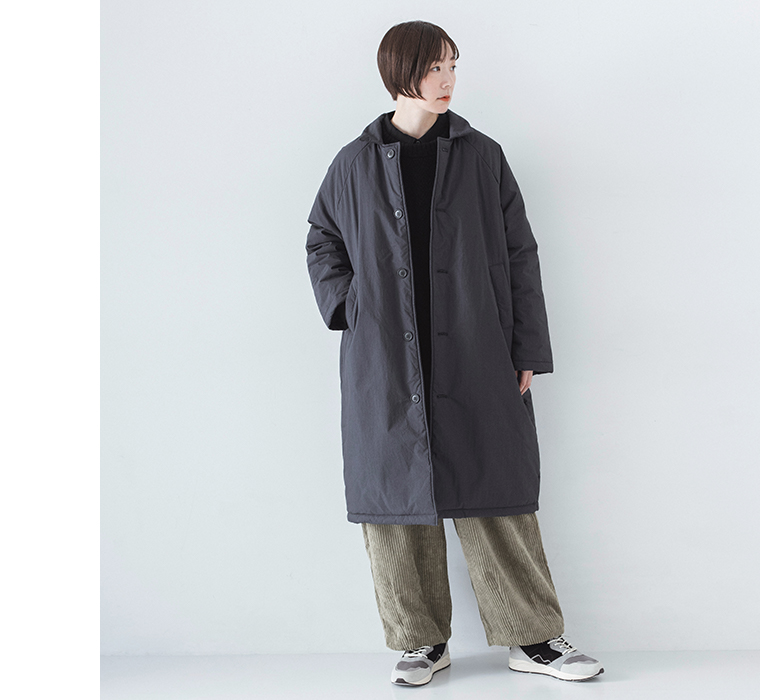 コットンナイロン中綿コクーンコート ネイビーを着用したモデルの正面全身