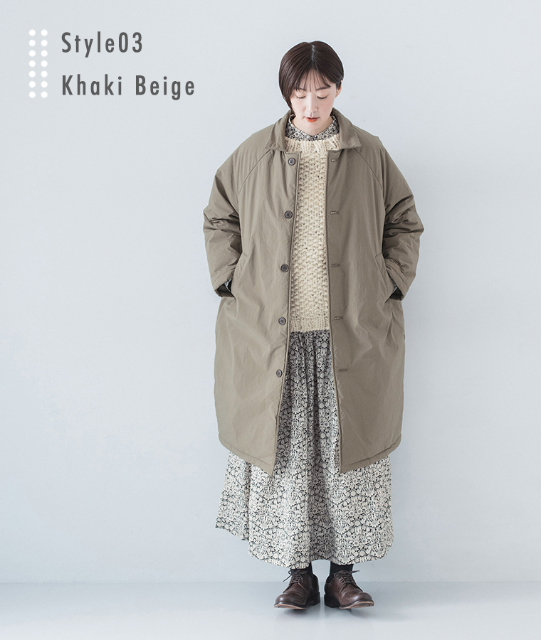 花柄ワンピースの上にコットンナイロン中綿コクーンコート カーキベージュを着用したモデルの全身正面