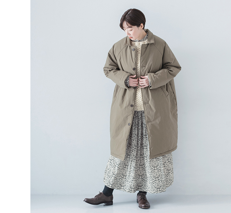 花柄ワンピースの上にコットンナイロン中綿コクーンコート カーキベージュを着用したモデルの全身正面やや下向き