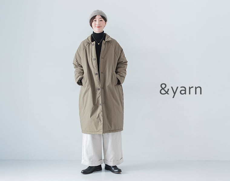 &yarnのコットンナイロン中綿コクーンコート カーキベージュを着用したモデルの全身正面