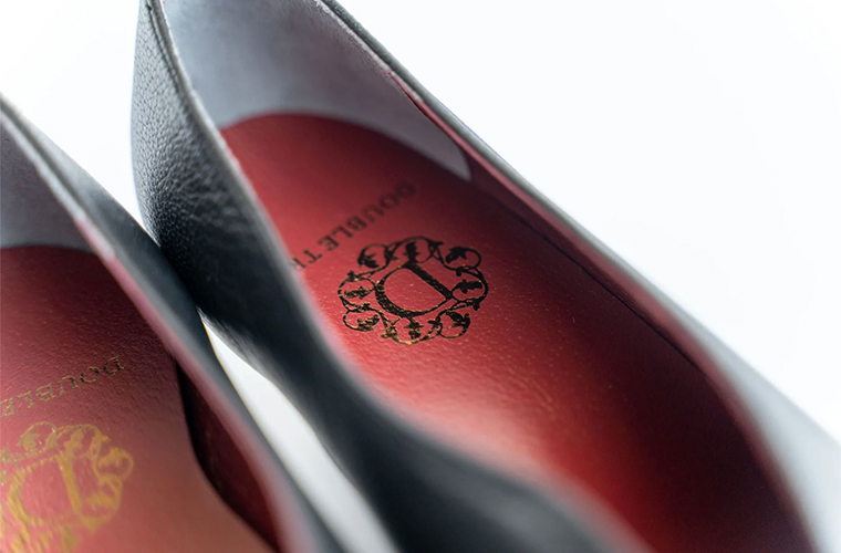 ブランドロゴが入った赤いインソールのディテール画像
