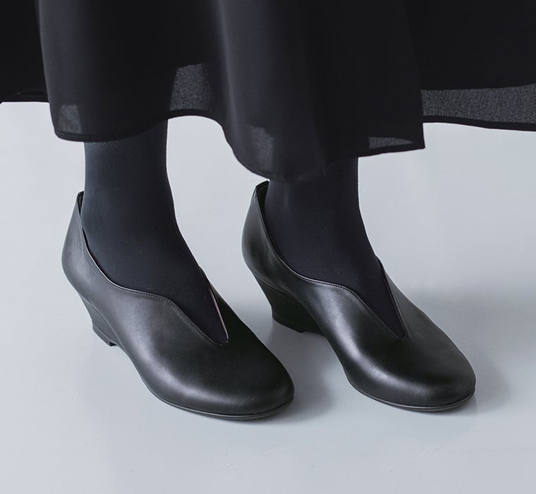 DOUBLETREEのブラックウェッジソールパンプスと黒タイツの足元アップ