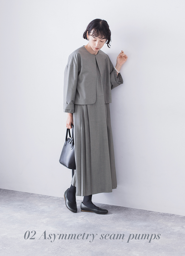 DOUBLETREEのアシンメトリーシームパンプスをグレーのセットアップと合わせた全身コーディネート