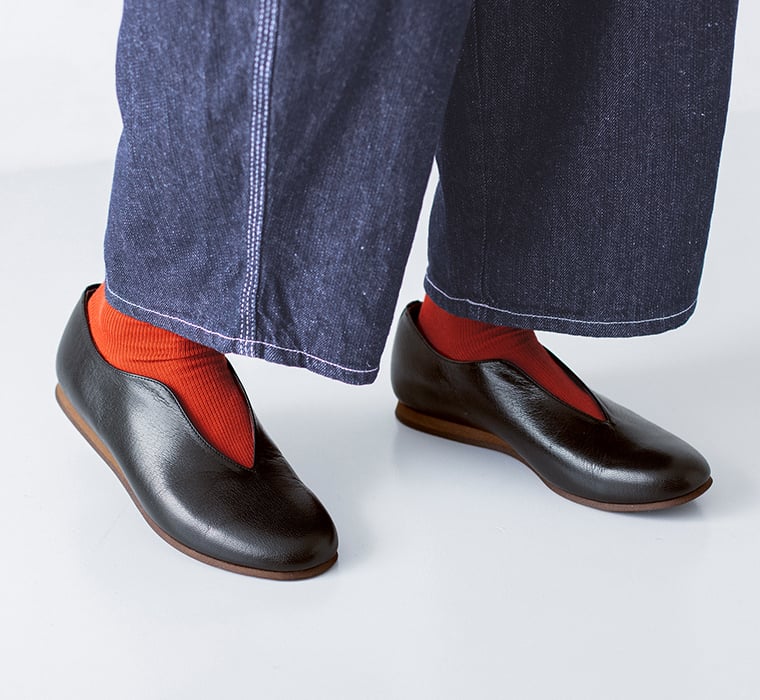 赤いソックスとデニムに合わせたDOUBLETREEフラットパンプスの足元ディテール