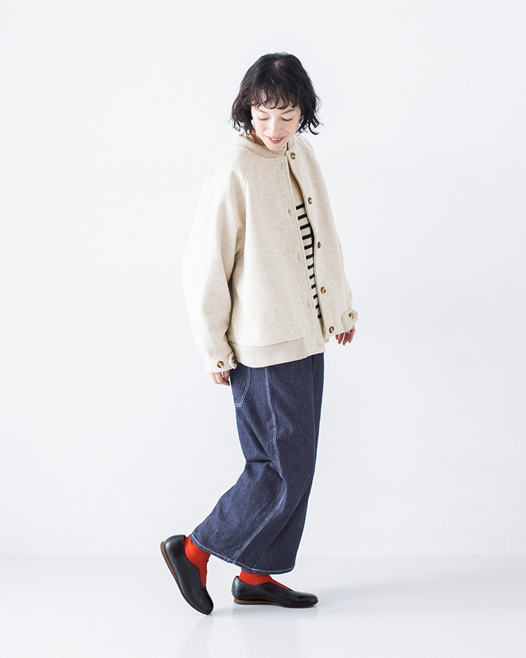 ストライプシャツとワイドデニムにDOUBLETREEのフラットパンプスを合わせたスタイリング