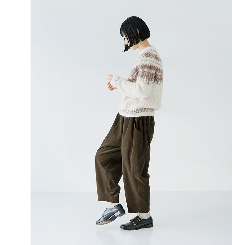 細畝コーデュロイよくばりパンツ khaki サイドシルエット｜季節を問わず使いやすいロングセラー