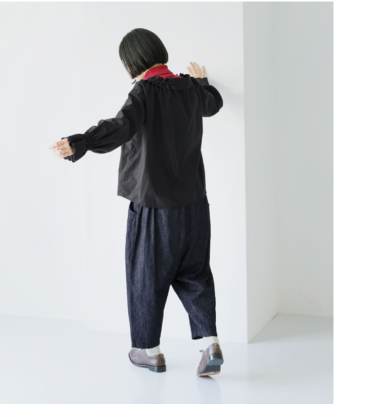 甘撚りコットンリネンデニム よくばりパンツ indigo 着用イメージ｜丸みのあるシルエットと動きやすさが分かるバックスタイル