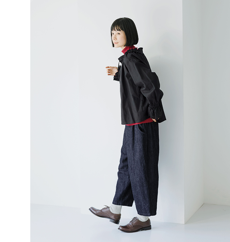 よくばりパンツ indigo サイドシルエット｜甘撚りコットンリネンデニムの自然な落ち感