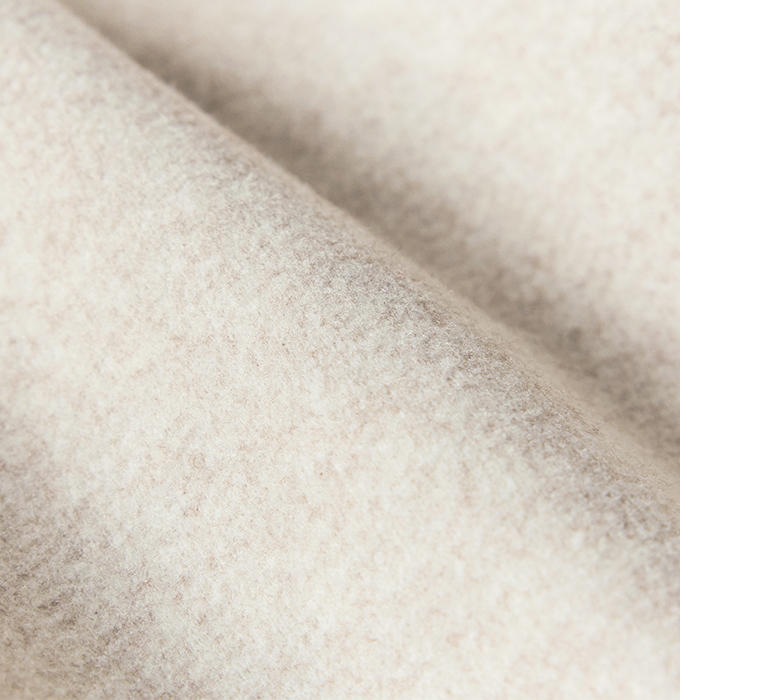 リブブルゾンの起毛生地のアップ（オートミール）