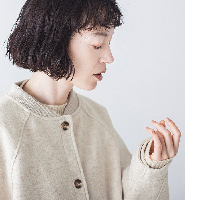 リブブルゾン（オートミール）を着用した上半身のアップ