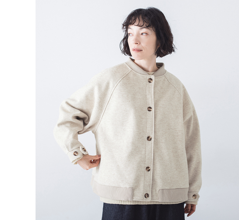 リブブルゾン（オートミール）を着用したサイドシルエット