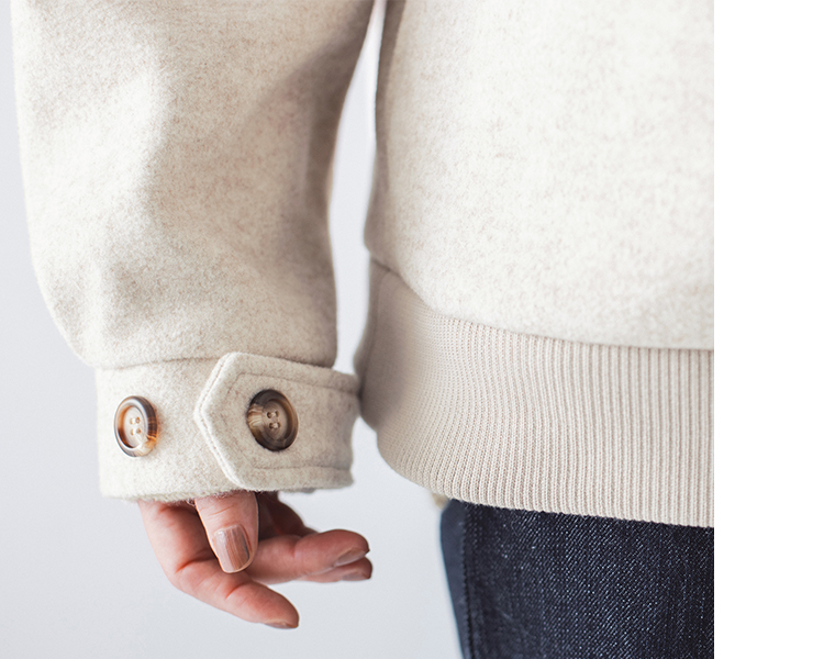 リブブルゾンの袖口のボタン付きタブディテール（オートミール）
