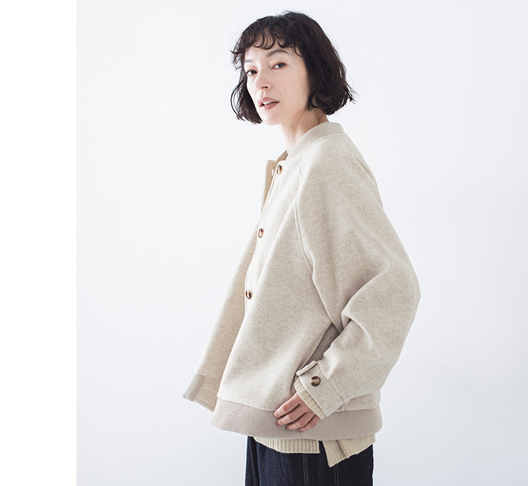 リブブルゾン（オートミール）を着用したバックシルエット