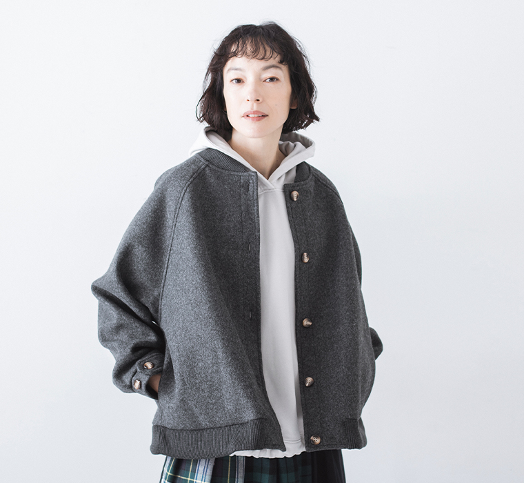 リブブルゾン（チャコール）を着用した上半身のアップ