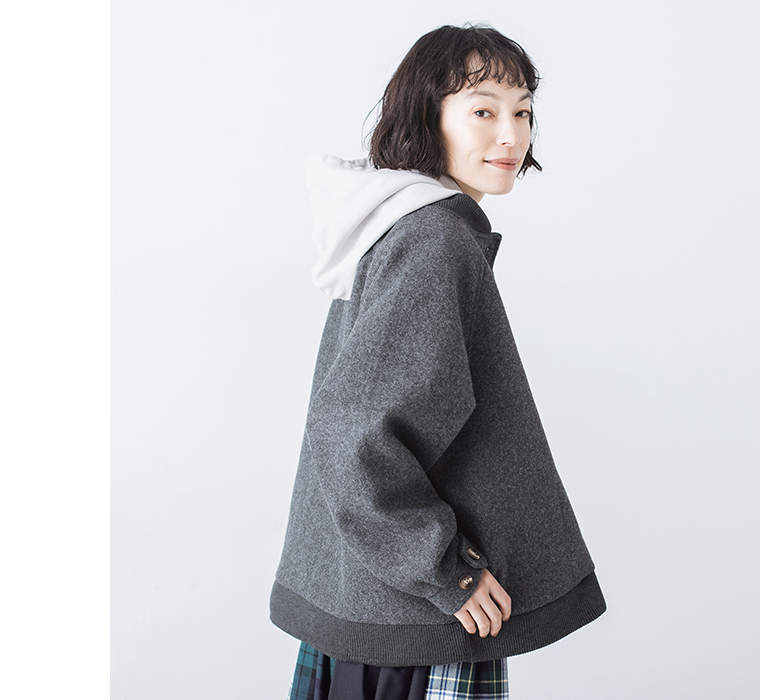 リブブルゾン（チャコール）を着用したサイドシルエット