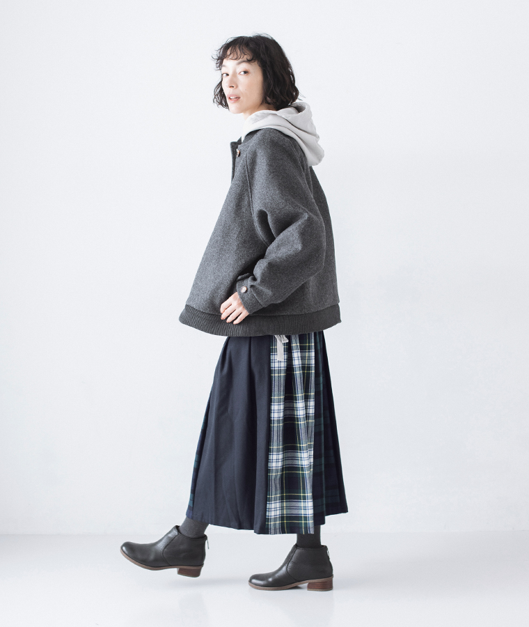 リブブルゾン（チャコール）を着用したバックシルエット