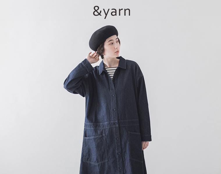 くるみボタンがポイントのデニムコートワンピースを着用した女性モデルの上半身アップ