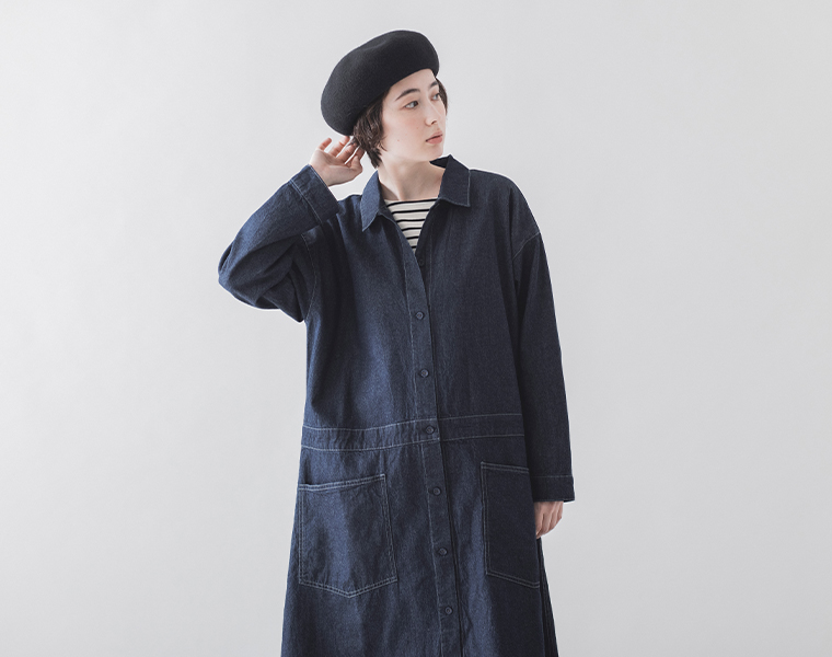 &yarn　コットンリネンデニム コートワンピース（インディゴ）を着用した女性モデルの全身コーディネート。黒のベレー帽とボーダートップスを合わせたスタイリング