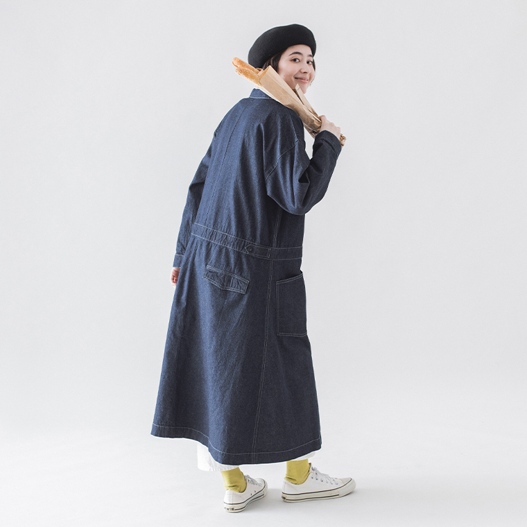 Aラインシルエットがきれいな、デニムコートワンピースの後ろ姿の全身スタイル