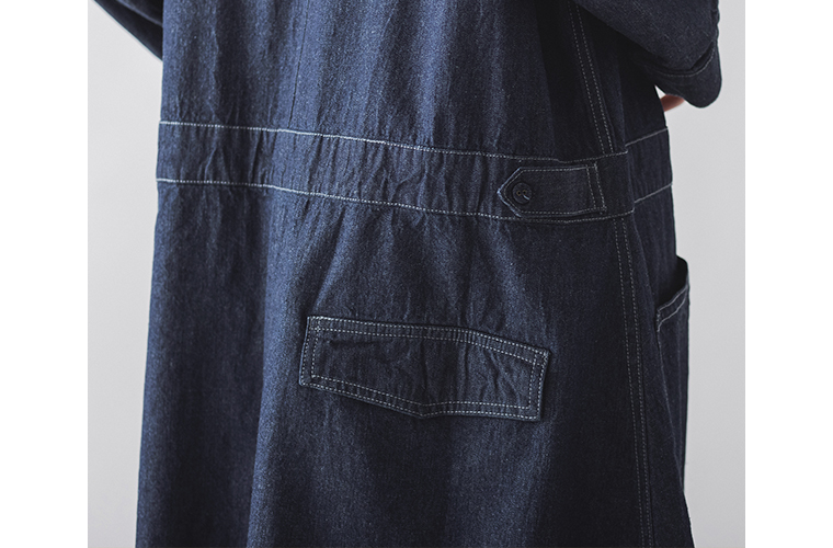 フラップ付きバックポケットとウエストタブが特徴のデニムコートワンピースの背面ディテール