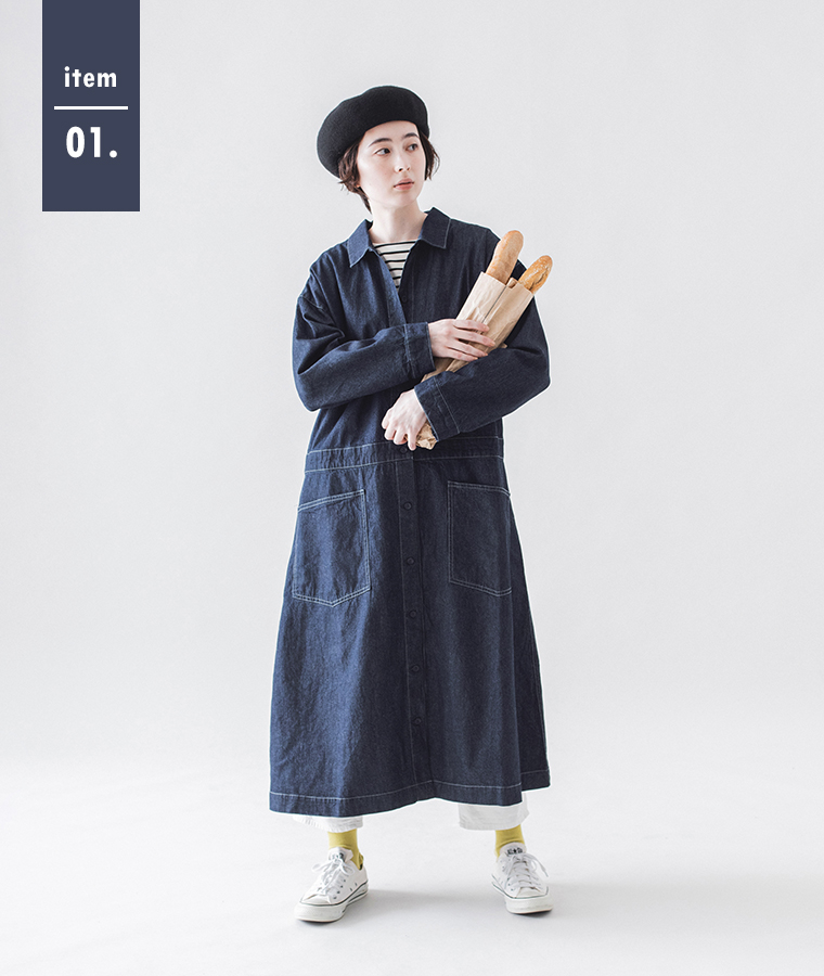 くるみボタンがポイントのデニムコートワンピースを着用した女性モデルの上半身アップ