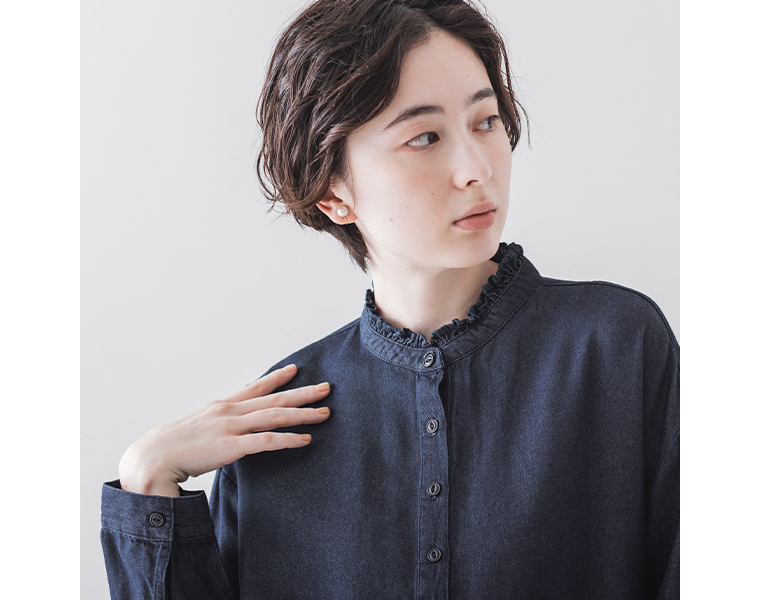 フリル襟がポイントのコットンテンセルデニムワンピースの襟元ディテール