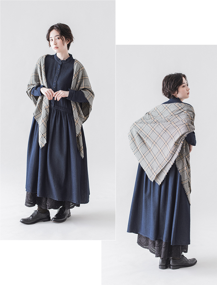 デニムワンピースにチェックストールを合わせた女性モデルの前後スタイル