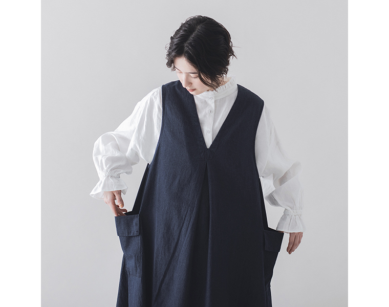 &yarn　コットンリネンデニム ジャンパースカートのフロントデザインアップ。深めのVネックとサイドポケットが見えるカット