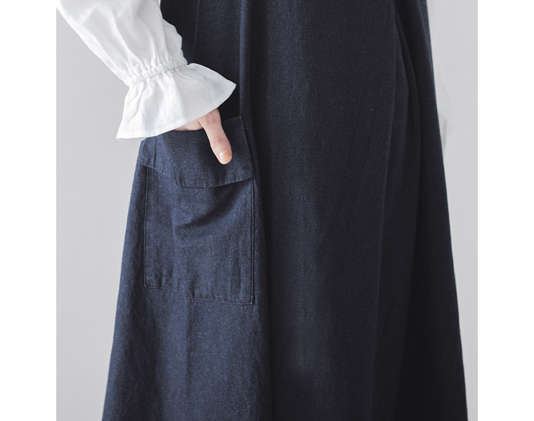 &yarn　コットンリネンデニム ジャンパースカートのサイドポケット部分アップ。フラップ付きポケットのアップ